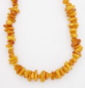 AN AMBER BEAD NECKLACE