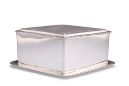 A VICTORIAN SILVER BISCUIT BOX