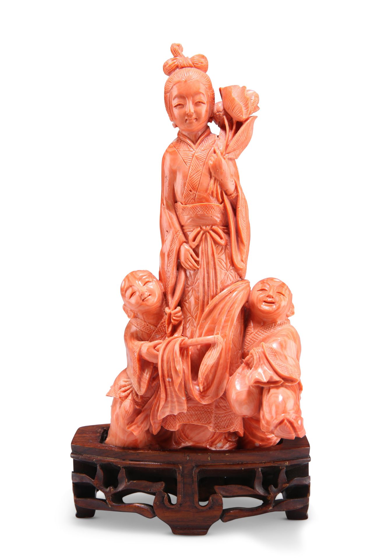 A FINE 19TH CENTURY CHINESE CARVED CORAL FIGURE GROUP