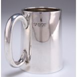 AN EDWARDIAN SILVER MUG