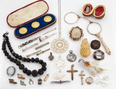 A SMALL GROUP OF VICTORIAN AND LATER JEWELLERY AND OTHER ITEMS