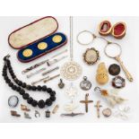 A SMALL GROUP OF VICTORIAN AND LATER JEWELLERY AND OTHER ITEMS