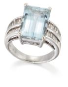 AN AQUAMARINE AND DIAMOND RING