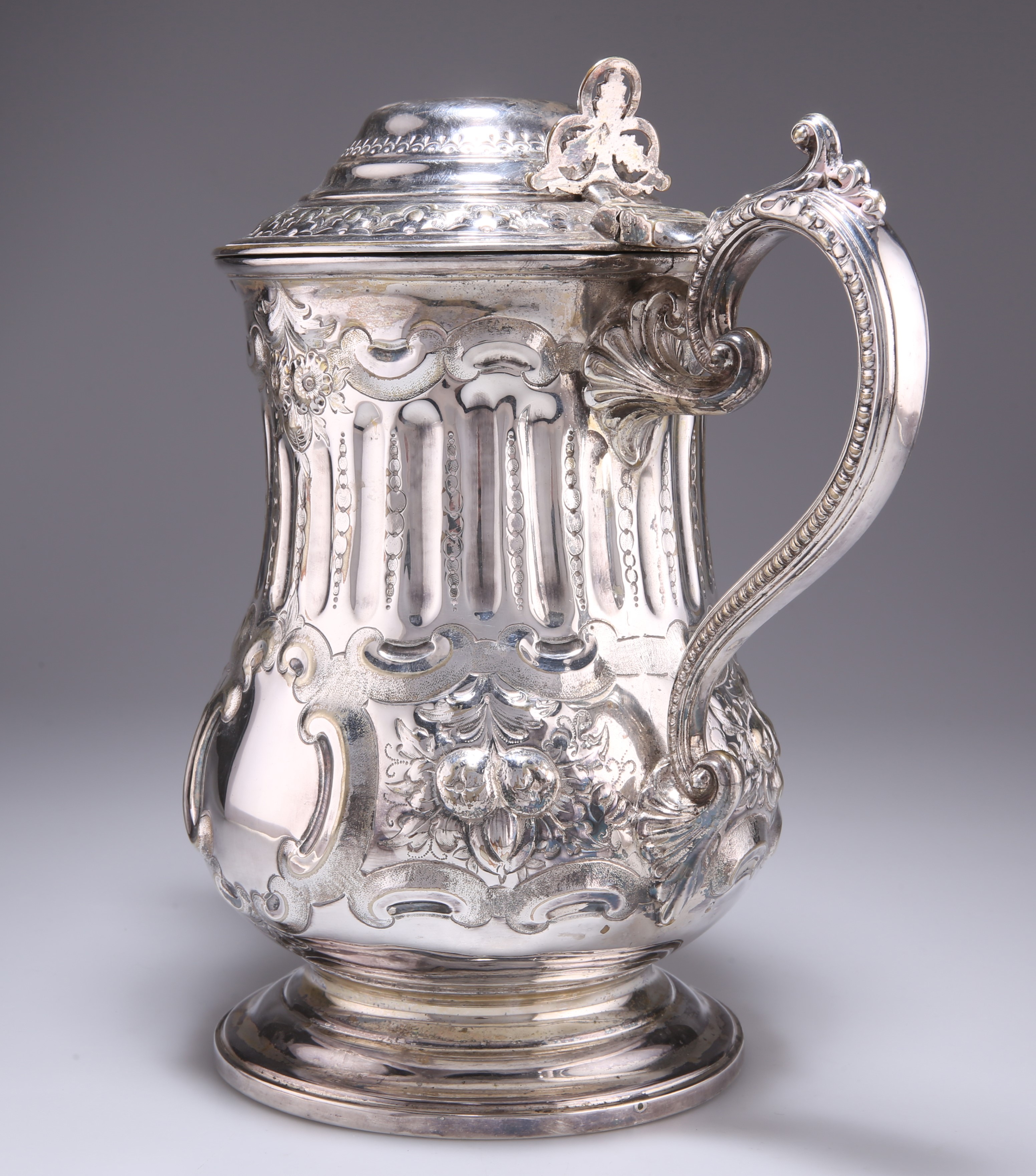 A LARGE 19TH CENTURY SILVER-PLATED FLAGON - Image 3 of 4