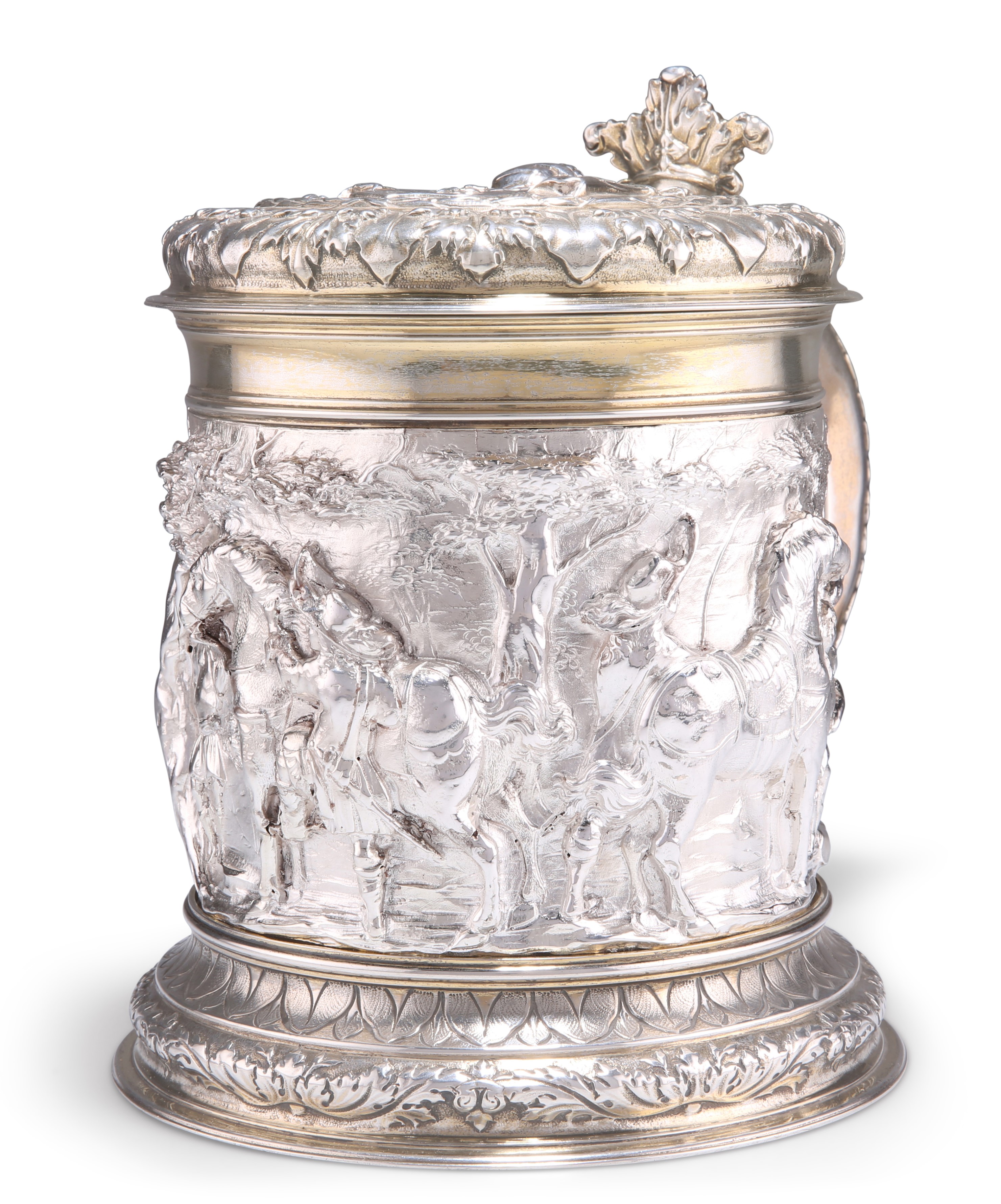 AN IMPRESSIVE VICTORIAN SILVER AND PARCEL-GILT TANKARD - Image 3 of 5
