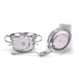 AN EDWARDIAN SILVER PORRINGER, COVER AND SPOON