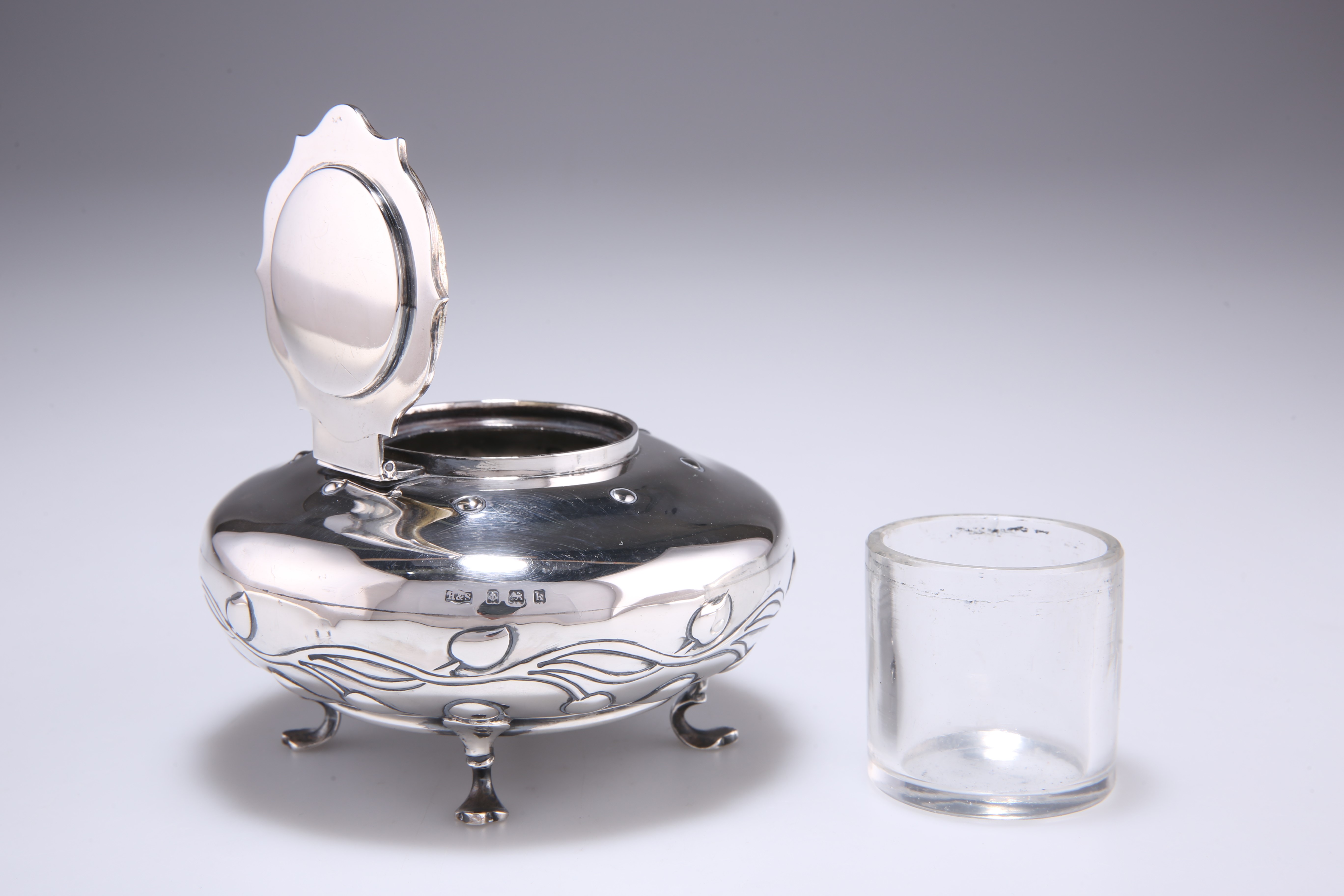 AN ART NOUVEAU SILVER INKWELL - Image 2 of 4