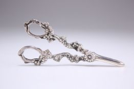 A PAIR OF ELIZABETH II SILVER GRAPE SCISSORS