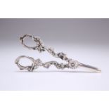 A PAIR OF ELIZABETH II SILVER GRAPE SCISSORS