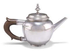 AN EDWARDIAN SILVER BACHELOR'S TEAPOT,