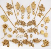 A QUANTITY OF GILT METAL COSTUME JEWELLERY