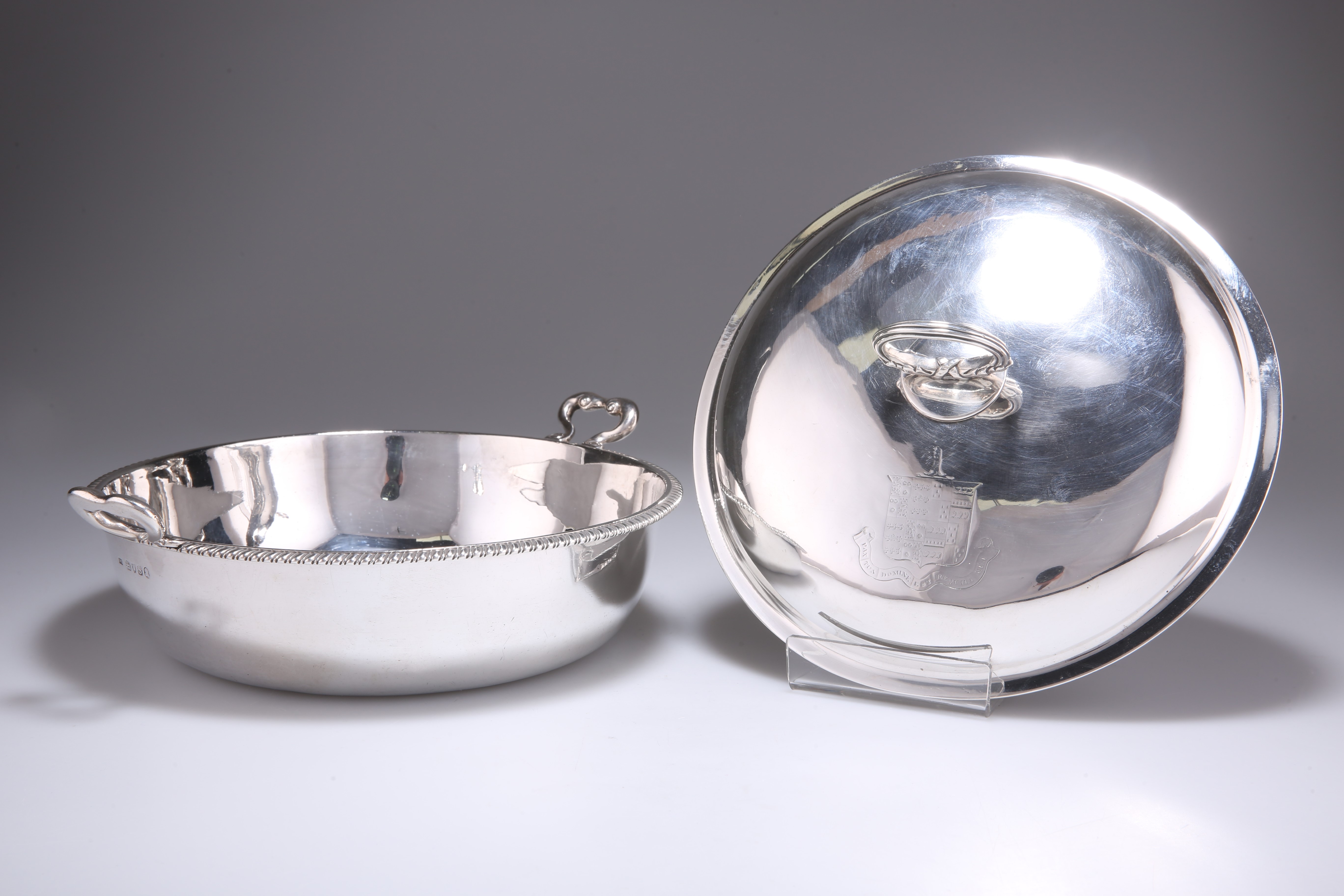 A GEORGE III SILVER POTAGE DISH AND COVER - Image 5 of 8