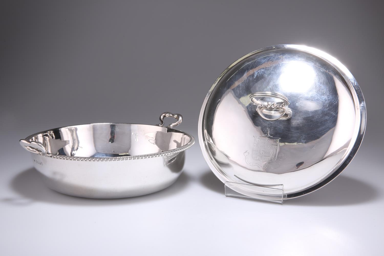 A GEORGE III SILVER POTAGE DISH AND COVER - Image 6 of 8