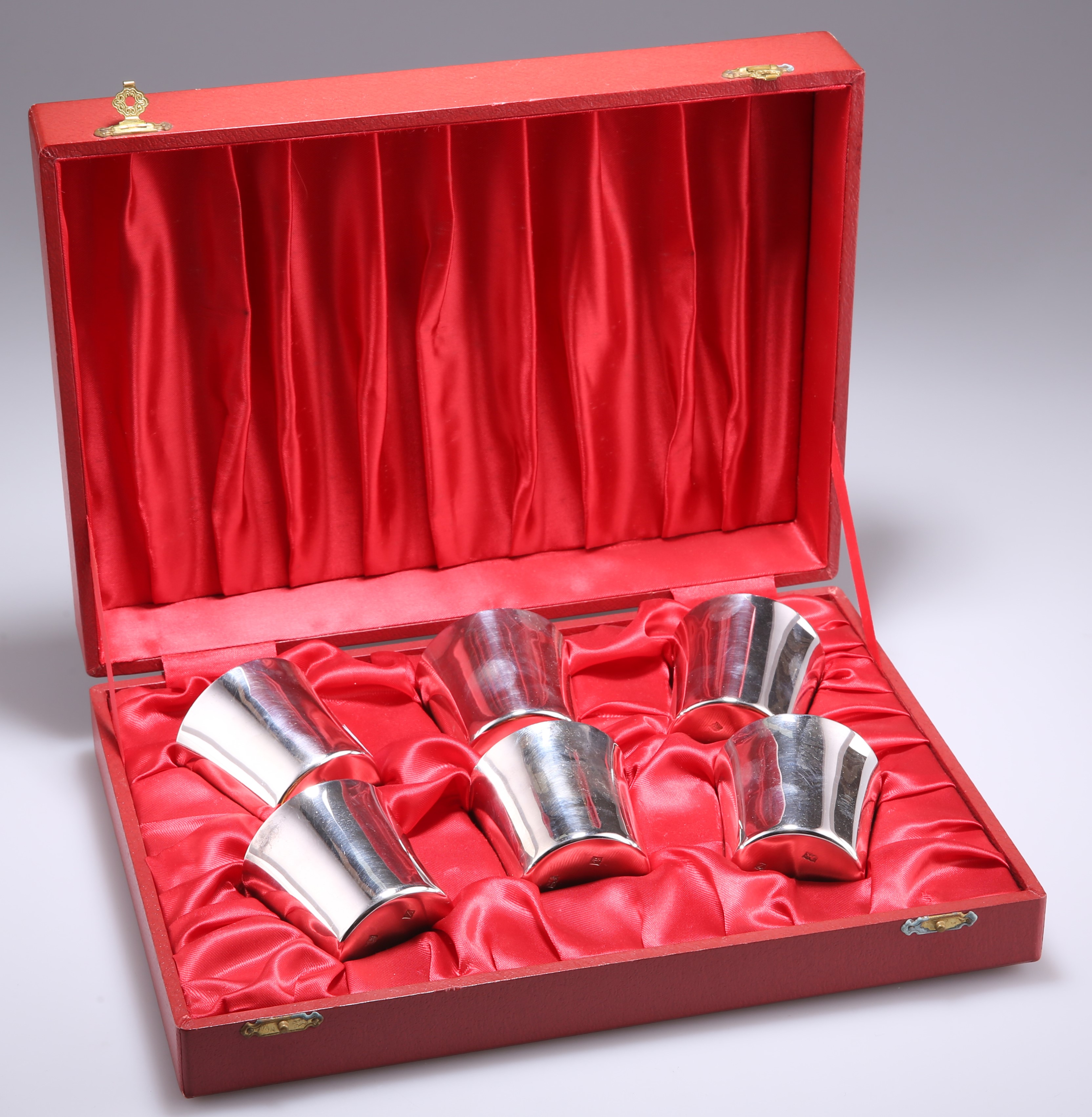 A SET OF SIX ELIZABETH II SILVER BEAKER CUPS