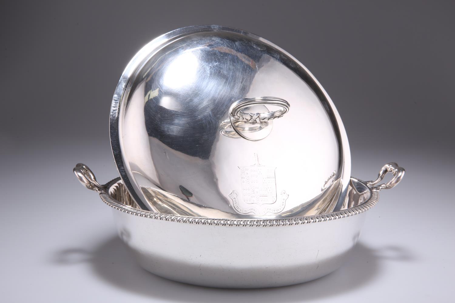 A GEORGE III SILVER POTAGE DISH AND COVER - Image 4 of 8