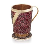 AN AUSTRO-HUNGARIAN GARNET-SET 14 CARAT GOLD MUG