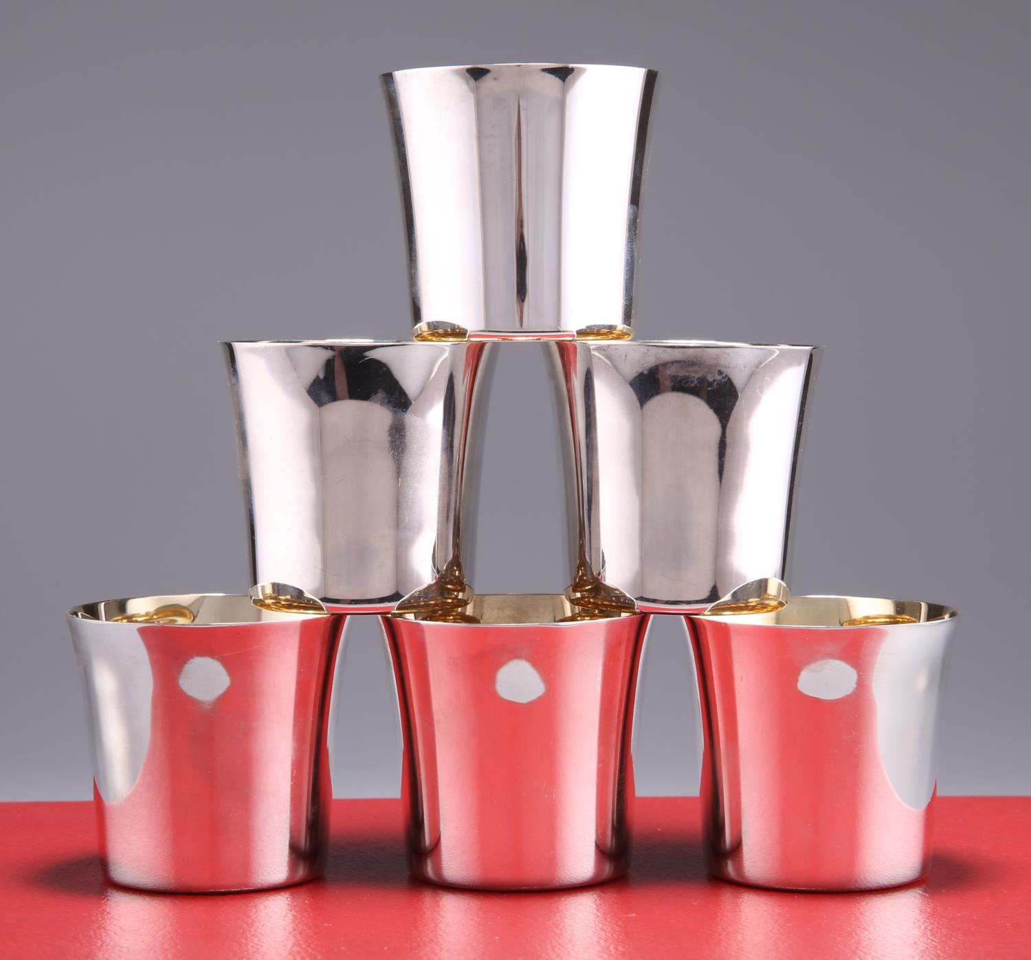 A SET OF SIX ELIZABETH II SILVER BEAKER CUPS - Image 4 of 6