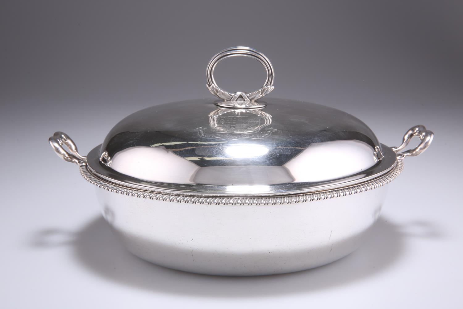 A GEORGE III SILVER POTAGE DISH AND COVER - Image 2 of 8