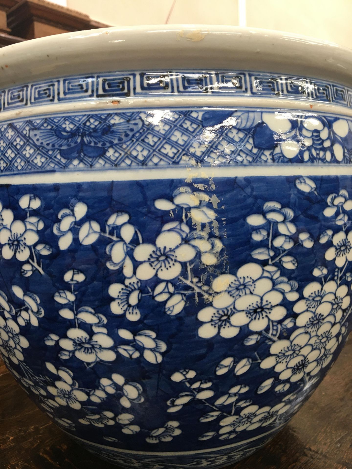 A CHINESE BLUE AND WHITE JARDINIÈRE, QING DYNASTY, 19TH CENTURY - Bild 12 aus 24