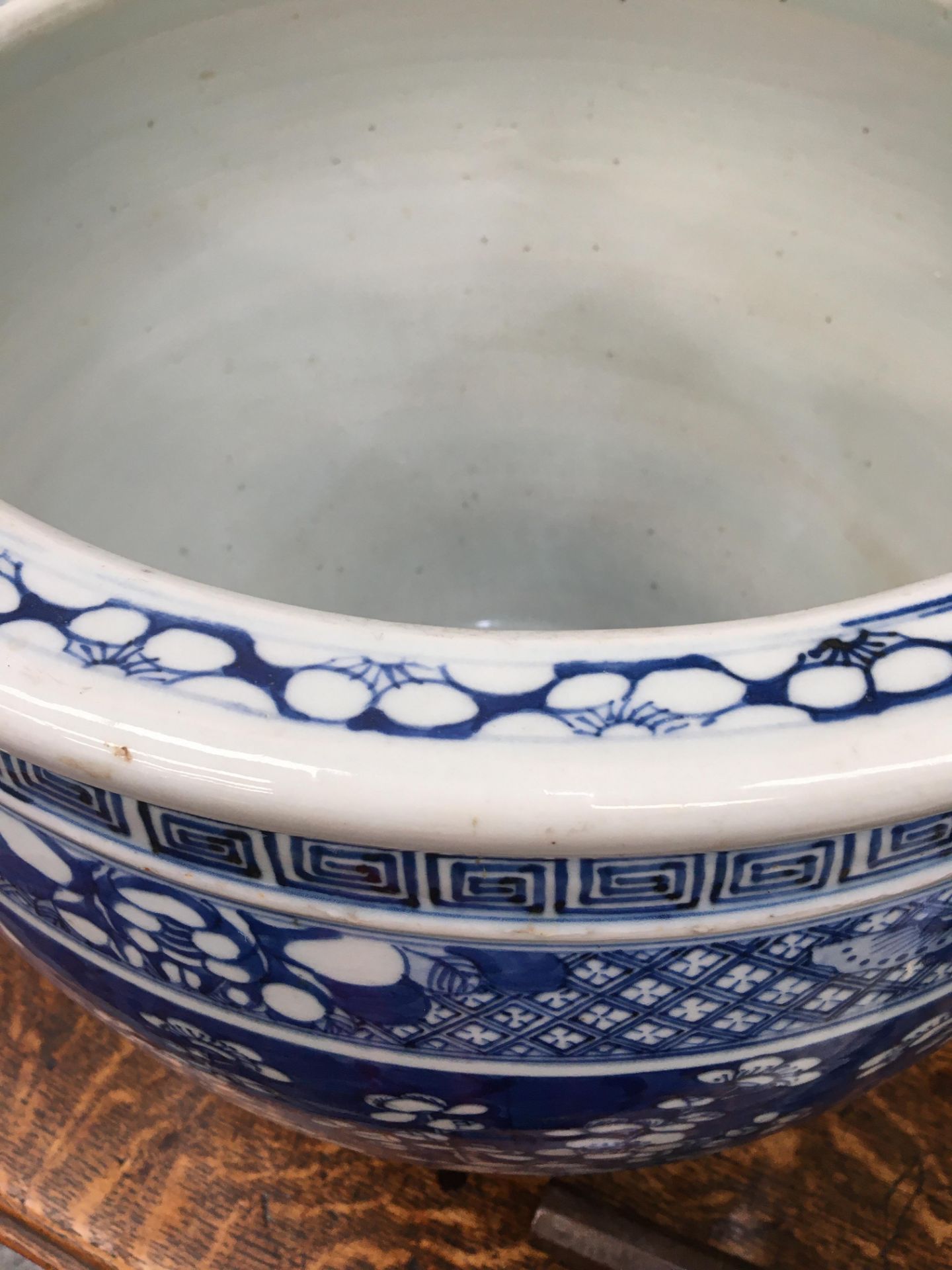 A CHINESE BLUE AND WHITE JARDINIÈRE, QING DYNASTY, 19TH CENTURY - Bild 20 aus 24