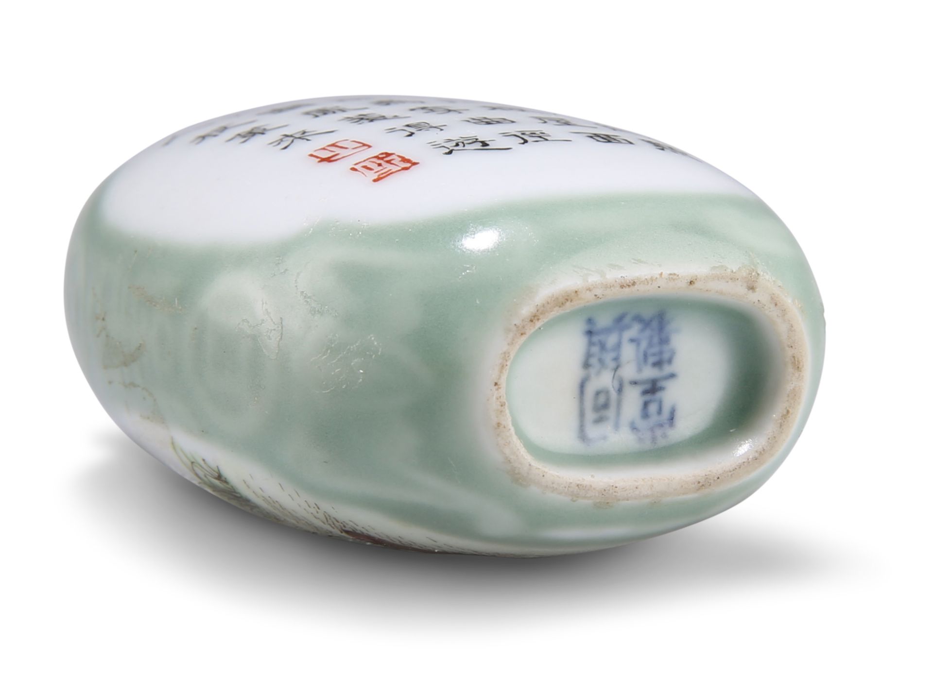 A CHINESE PORCELAIN SNUFF BOTTLE - Bild 3 aus 3