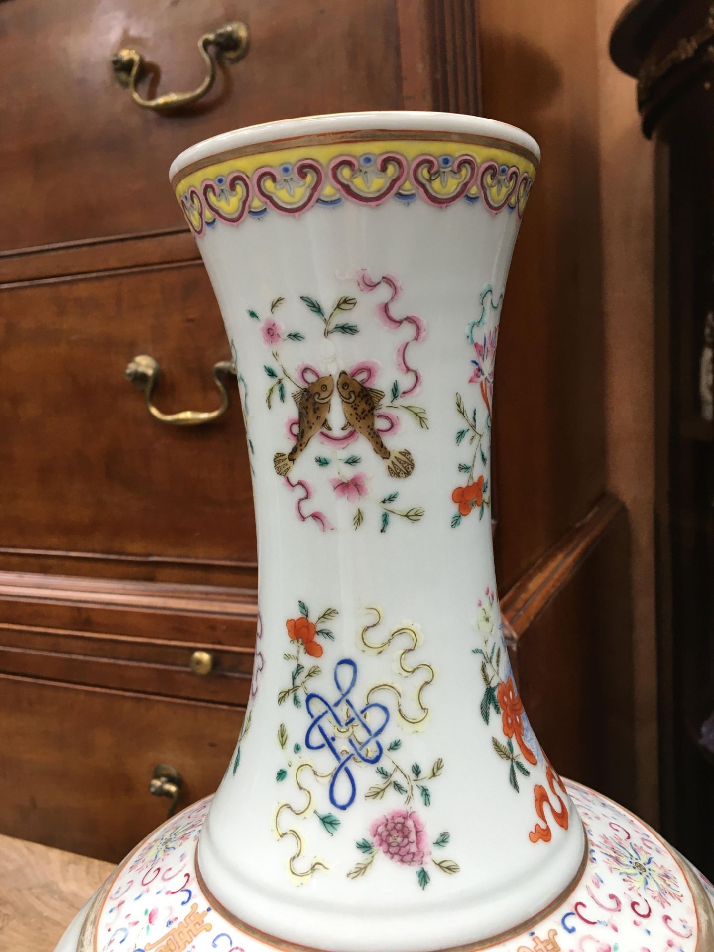 A CHINESE FAMILLE ROSE 'DRAGON' BOTTLE VASE - Bild 6 aus 19