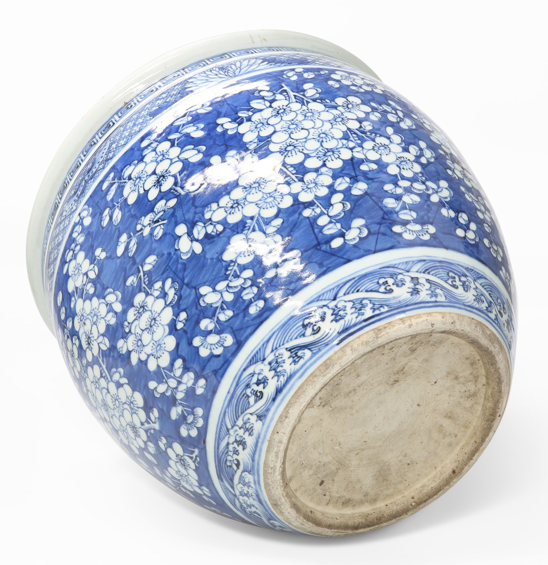 A CHINESE BLUE AND WHITE JARDINIÈRE, QING DYNASTY, 19TH CENTURY - Bild 2 aus 24