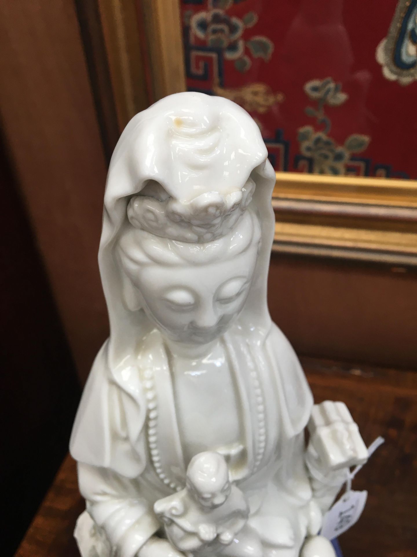 A LARGE CHINESE BLANC DE CHINE MODEL OF A GUANYIN - Bild 9 aus 14