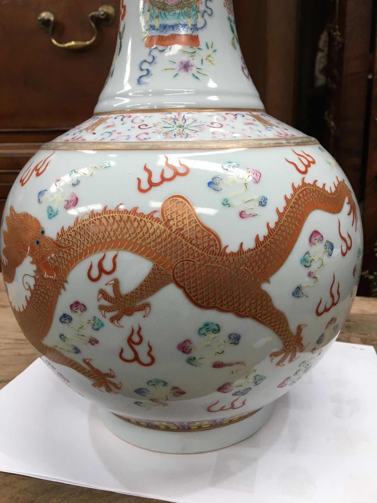 A CHINESE FAMILLE ROSE 'DRAGON' BOTTLE VASE - Bild 10 aus 19