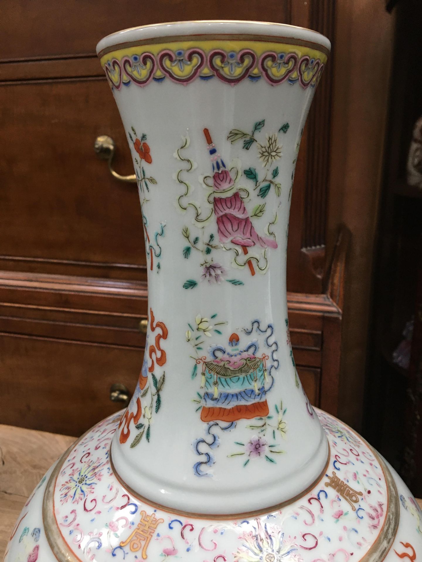 A CHINESE FAMILLE ROSE 'DRAGON' BOTTLE VASE - Bild 8 aus 19