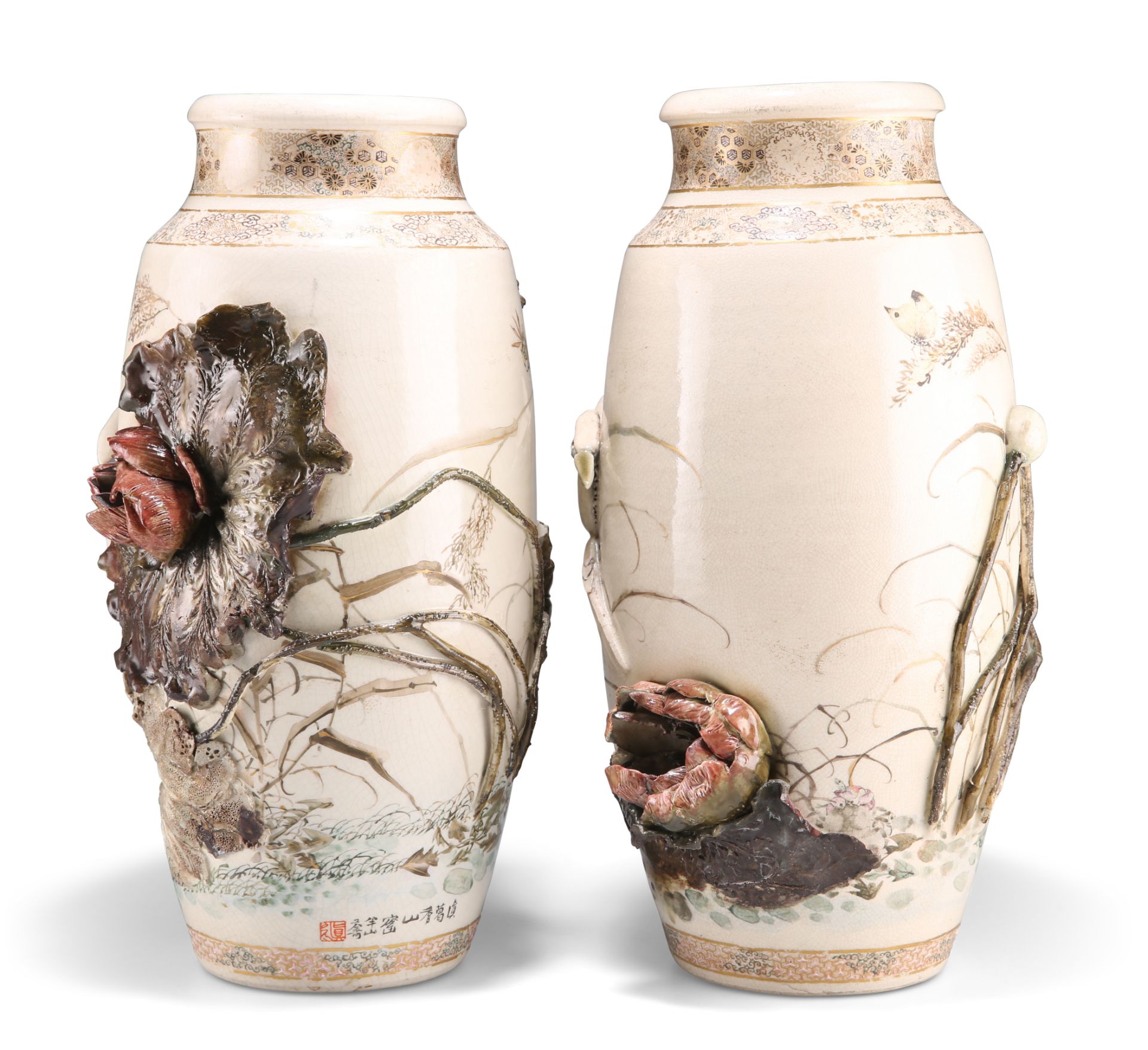 A LARGE PAIR OF JAPANESE SATSUMA VASES WITH APPLIQUÉ DECORATION - Bild 4 aus 6