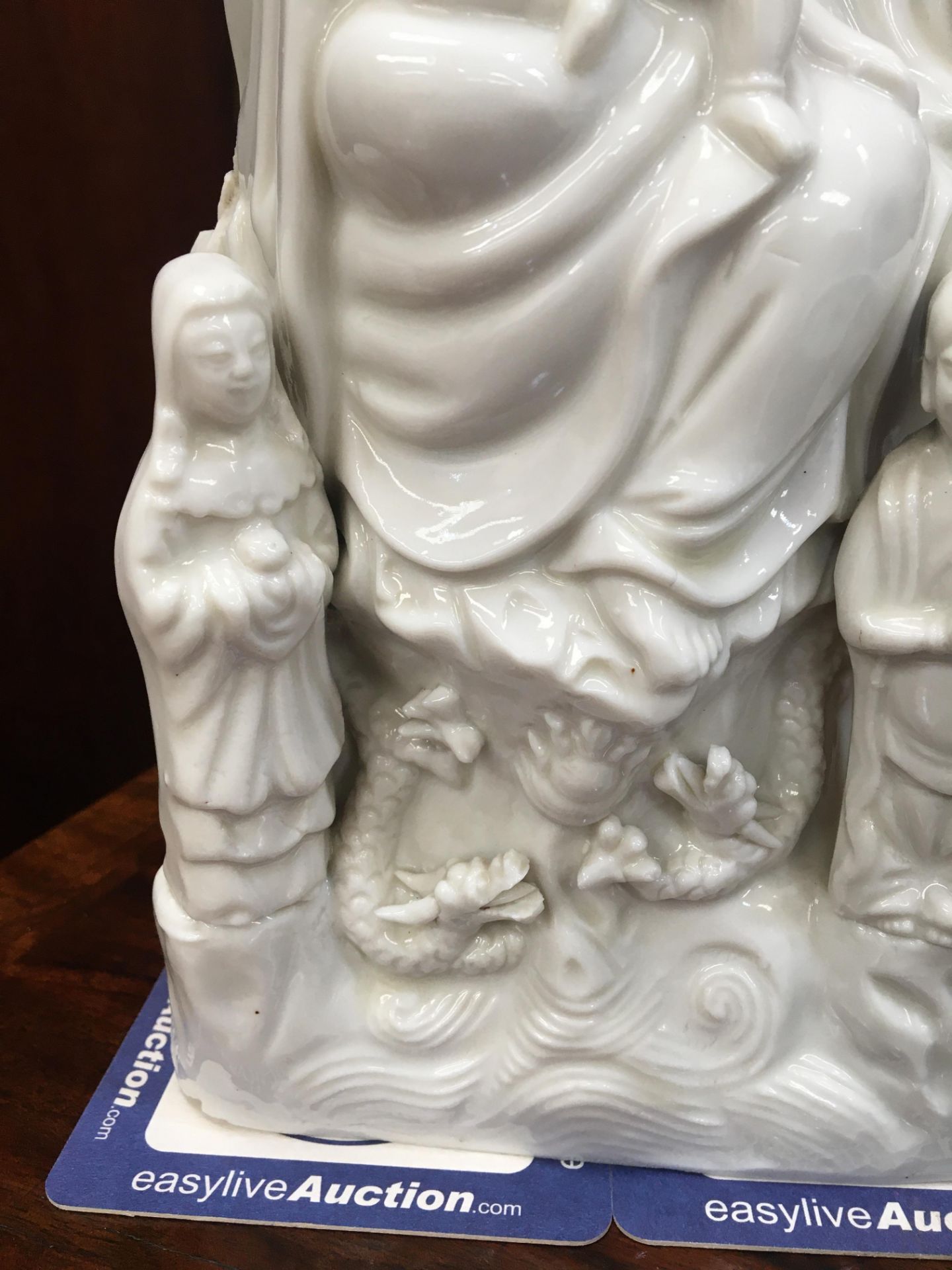 A LARGE CHINESE BLANC DE CHINE MODEL OF A GUANYIN - Bild 7 aus 14