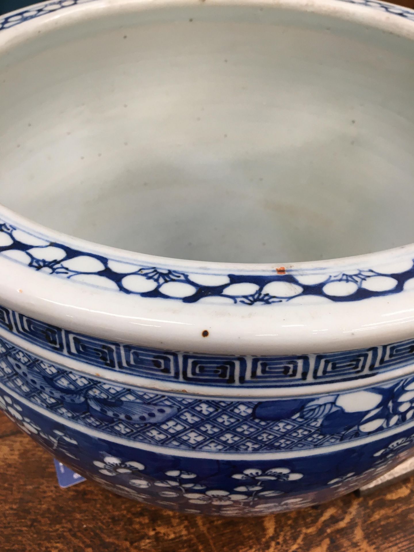 A CHINESE BLUE AND WHITE JARDINIÈRE, QING DYNASTY, 19TH CENTURY - Bild 19 aus 24