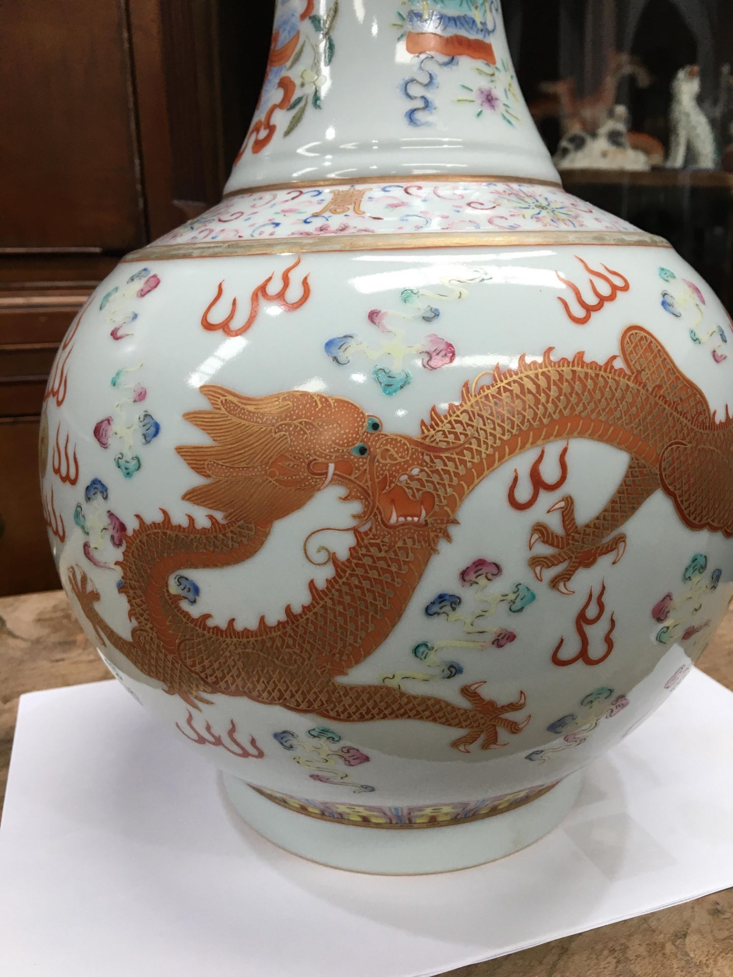 A CHINESE FAMILLE ROSE 'DRAGON' BOTTLE VASE - Bild 9 aus 19