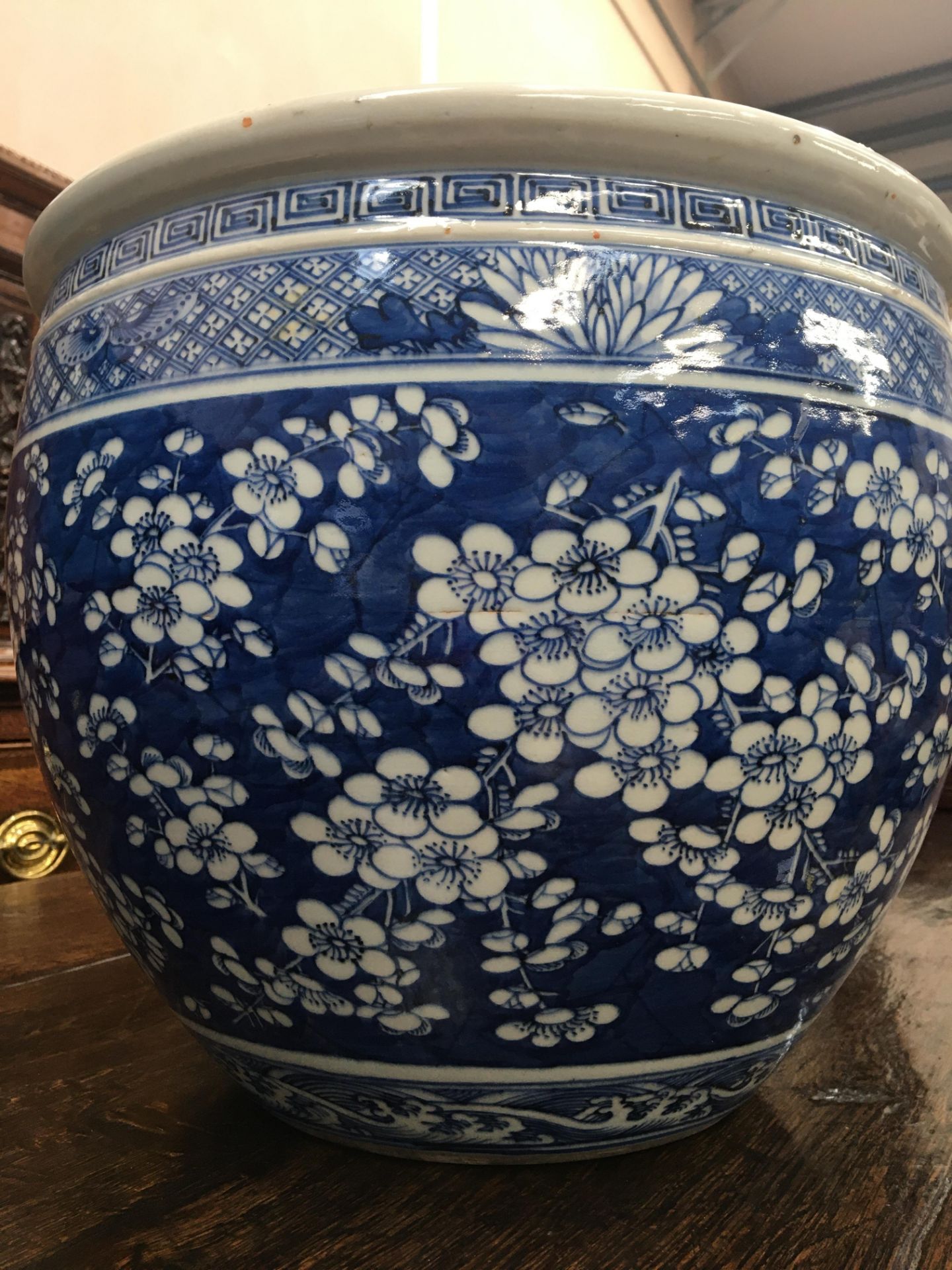 A CHINESE BLUE AND WHITE JARDINIÈRE, QING DYNASTY, 19TH CENTURY - Bild 10 aus 24