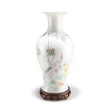 A LARGE CHINESE PORCELAIN VASE