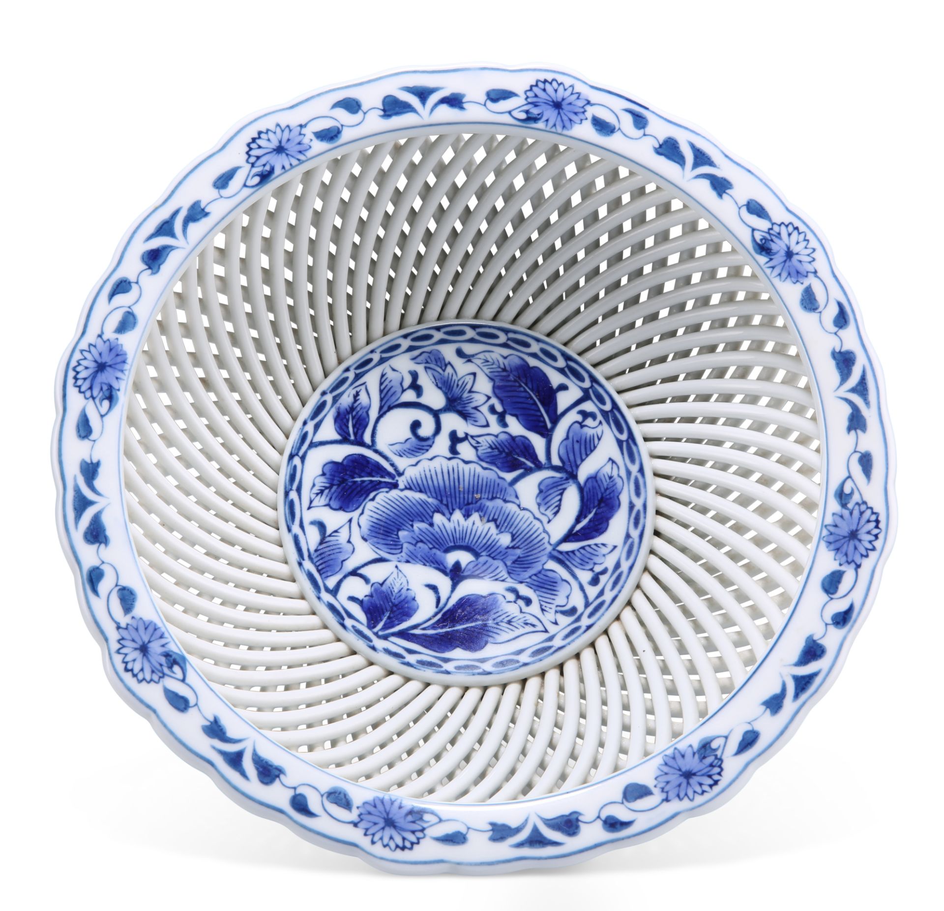 A CHINESE BLUE AND WHITE PORCELAIN FOOTED BOWL