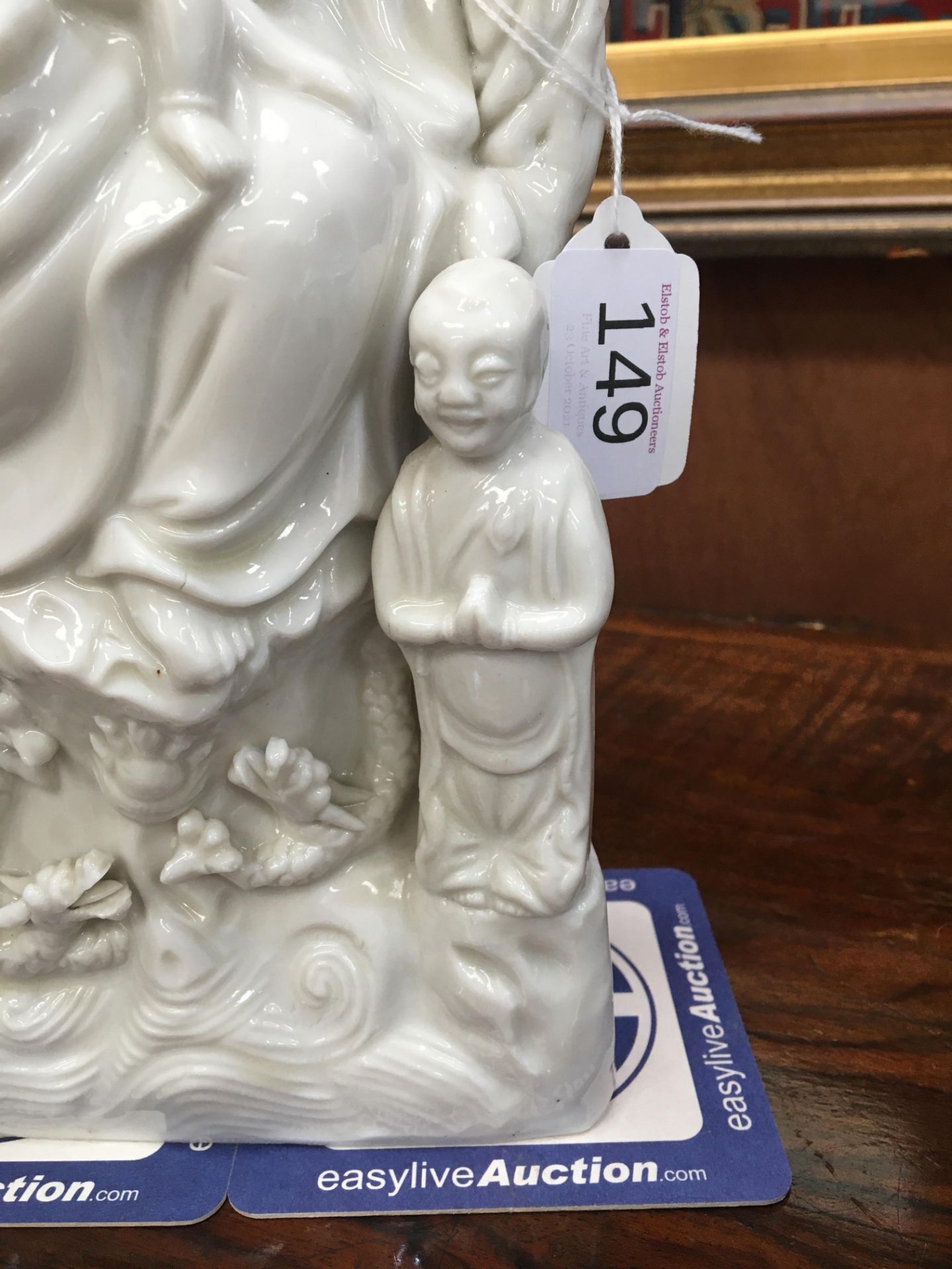 A LARGE CHINESE BLANC DE CHINE MODEL OF A GUANYIN - Bild 6 aus 14