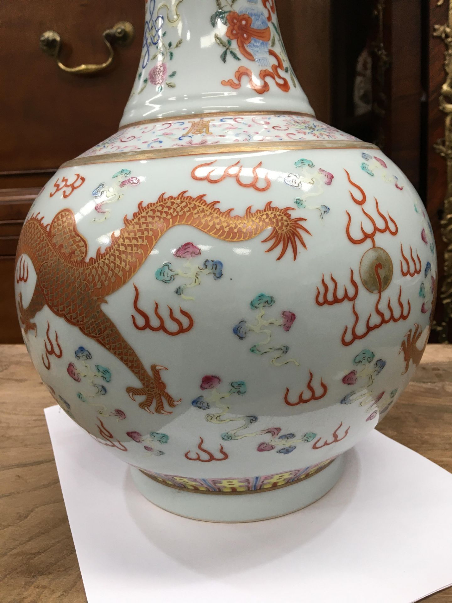 A CHINESE FAMILLE ROSE 'DRAGON' BOTTLE VASE - Bild 14 aus 19