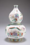 A CHINESE FAMILLE ROSE PORCELAIN DOUBLE GOURD VASE