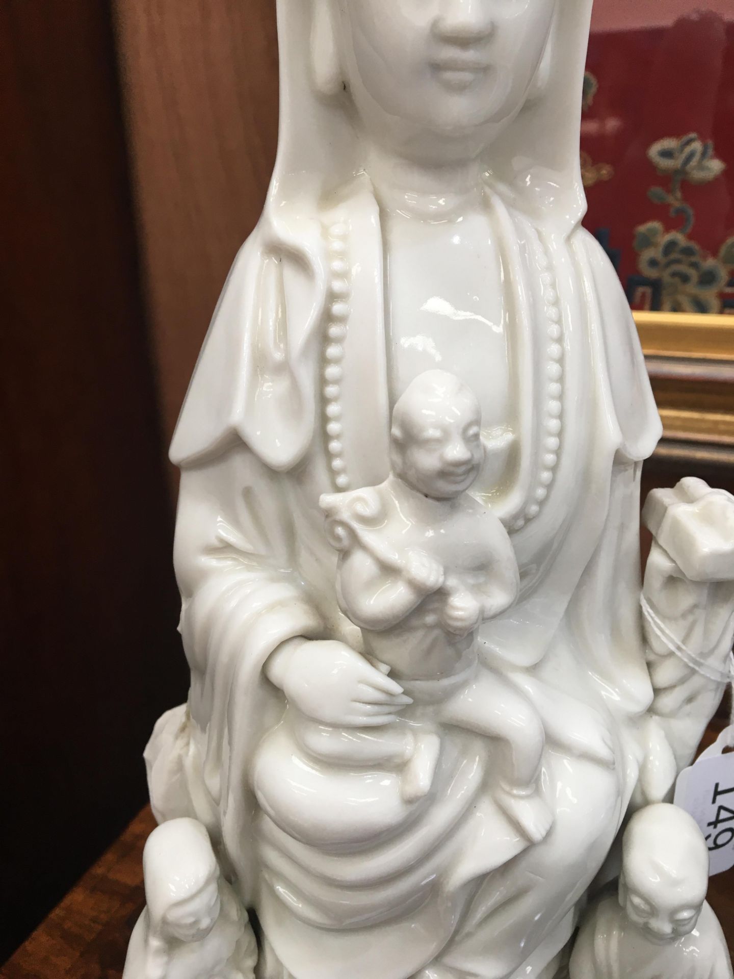 A LARGE CHINESE BLANC DE CHINE MODEL OF A GUANYIN - Bild 4 aus 14