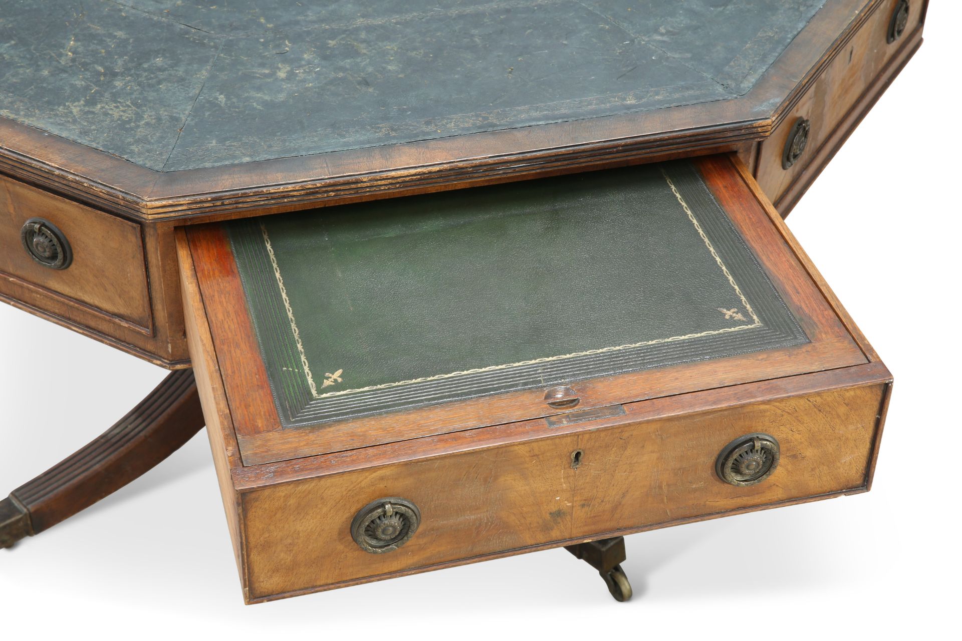 A LEATHER-INSET MAHOGANY OCTAGONAL LIBRARY TABLE, LATE 19TH CENTURY, - Bild 3 aus 4
