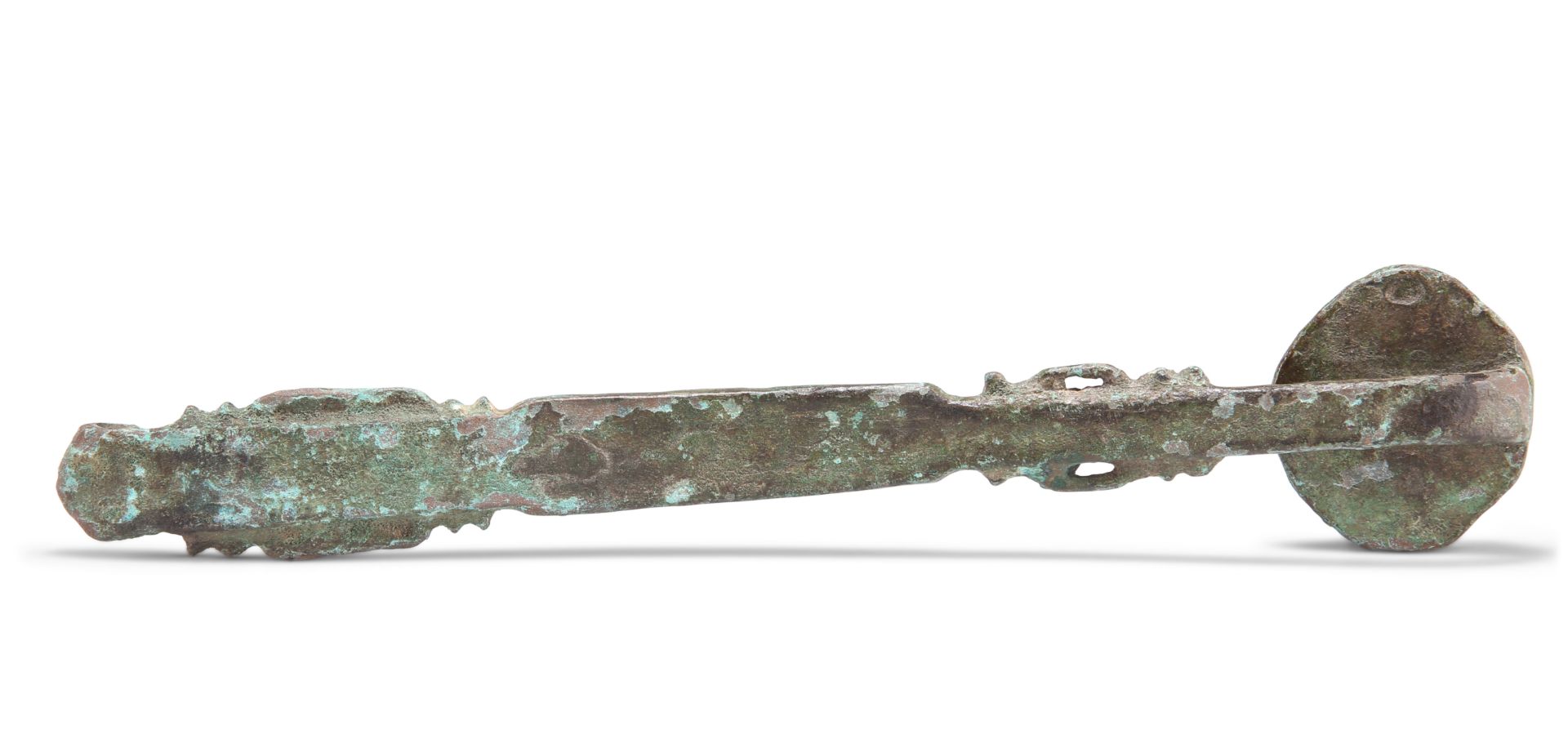 A CHINESE JADE-MOUNTED BRONZE RUYI SCEPTRE, IN ARCHAIC STYLE - Bild 3 aus 3