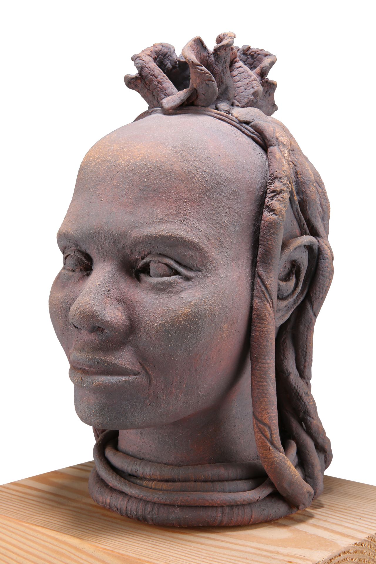 AN AFRICAN TERRACOTTA SCULPTURE OF A FEMALE HEAD - Bild 2 aus 3