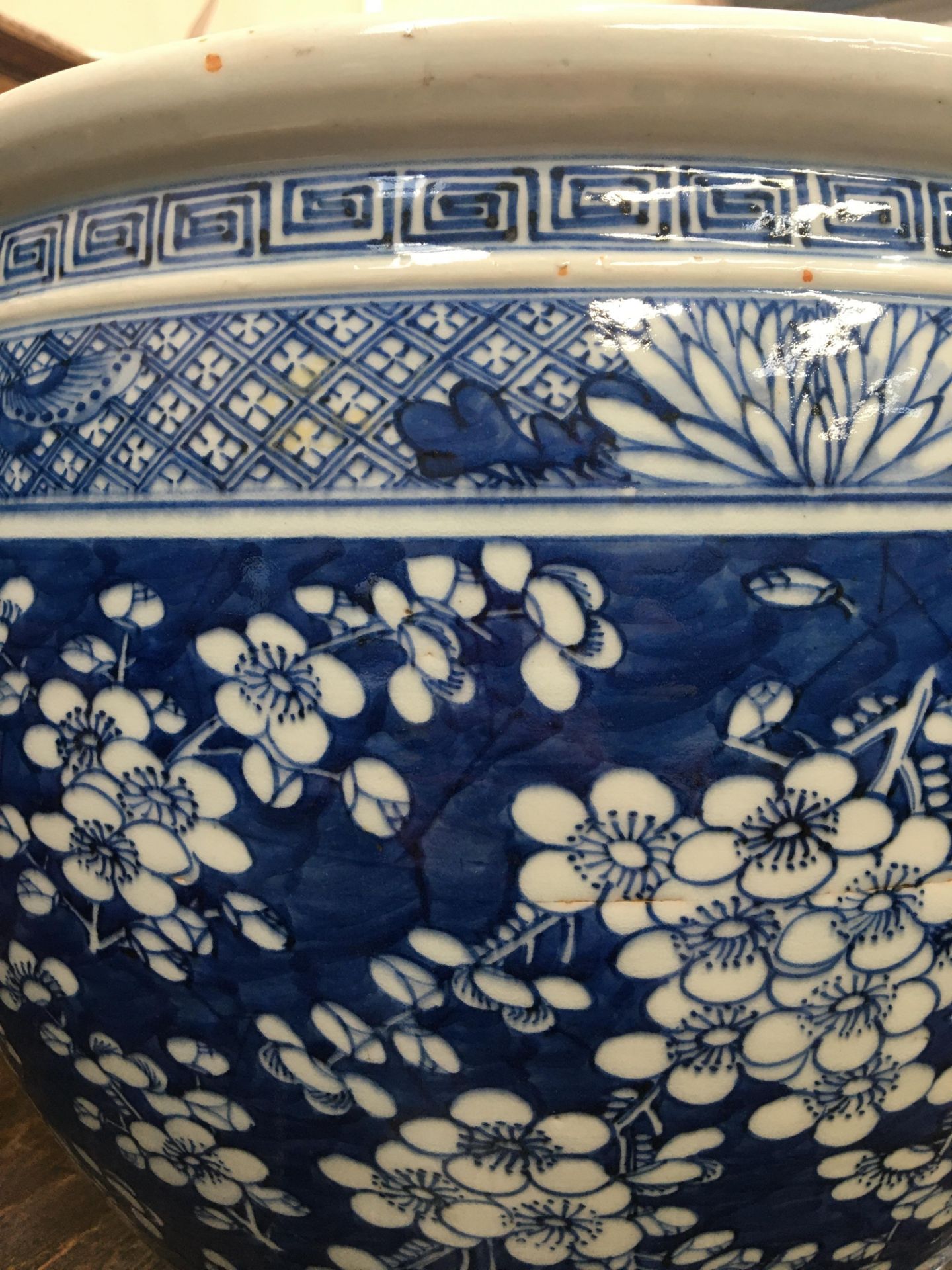 A CHINESE BLUE AND WHITE JARDINIÈRE, QING DYNASTY, 19TH CENTURY - Bild 11 aus 24