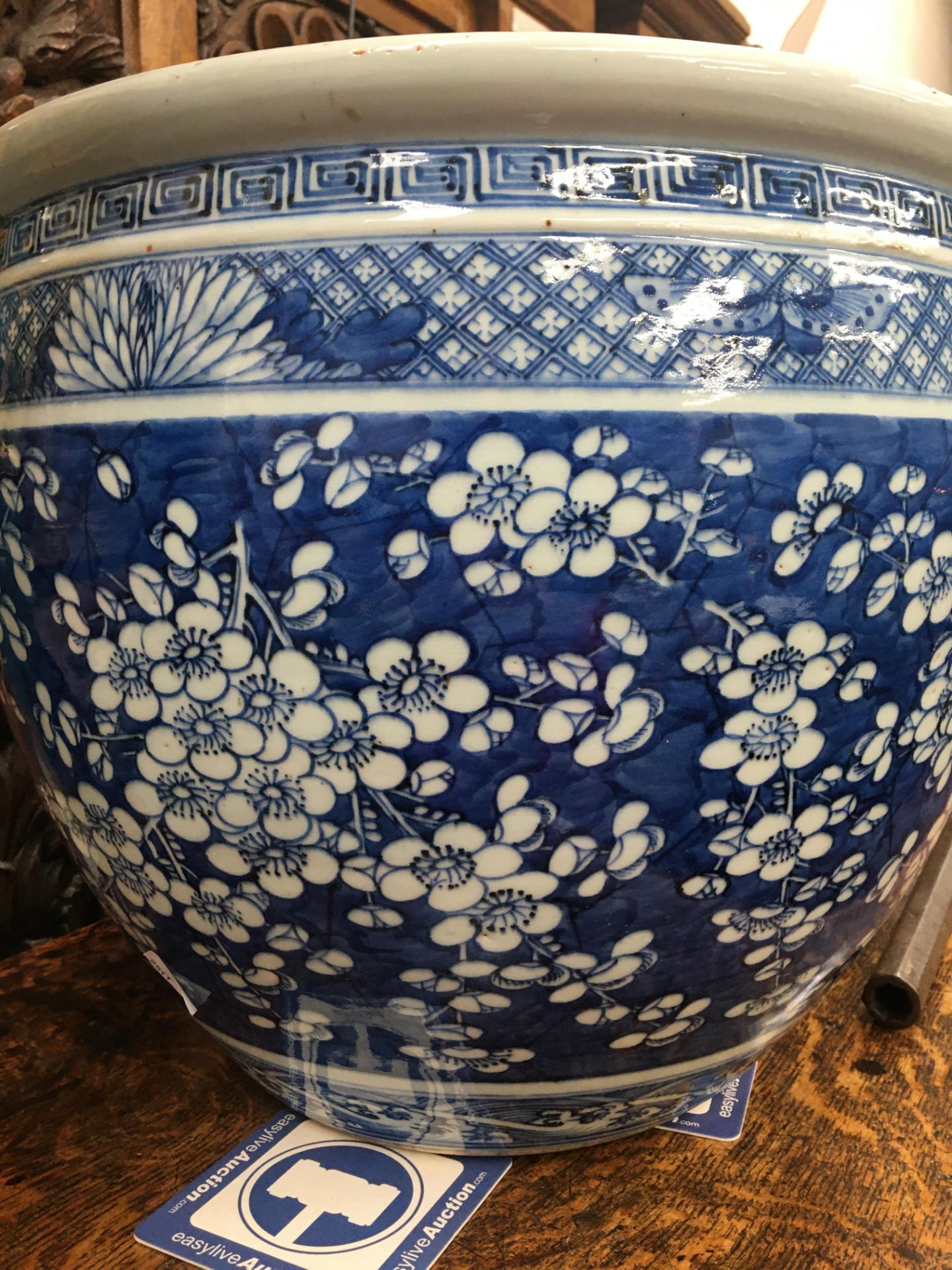 A CHINESE BLUE AND WHITE JARDINIÈRE, QING DYNASTY, 19TH CENTURY - Bild 17 aus 24