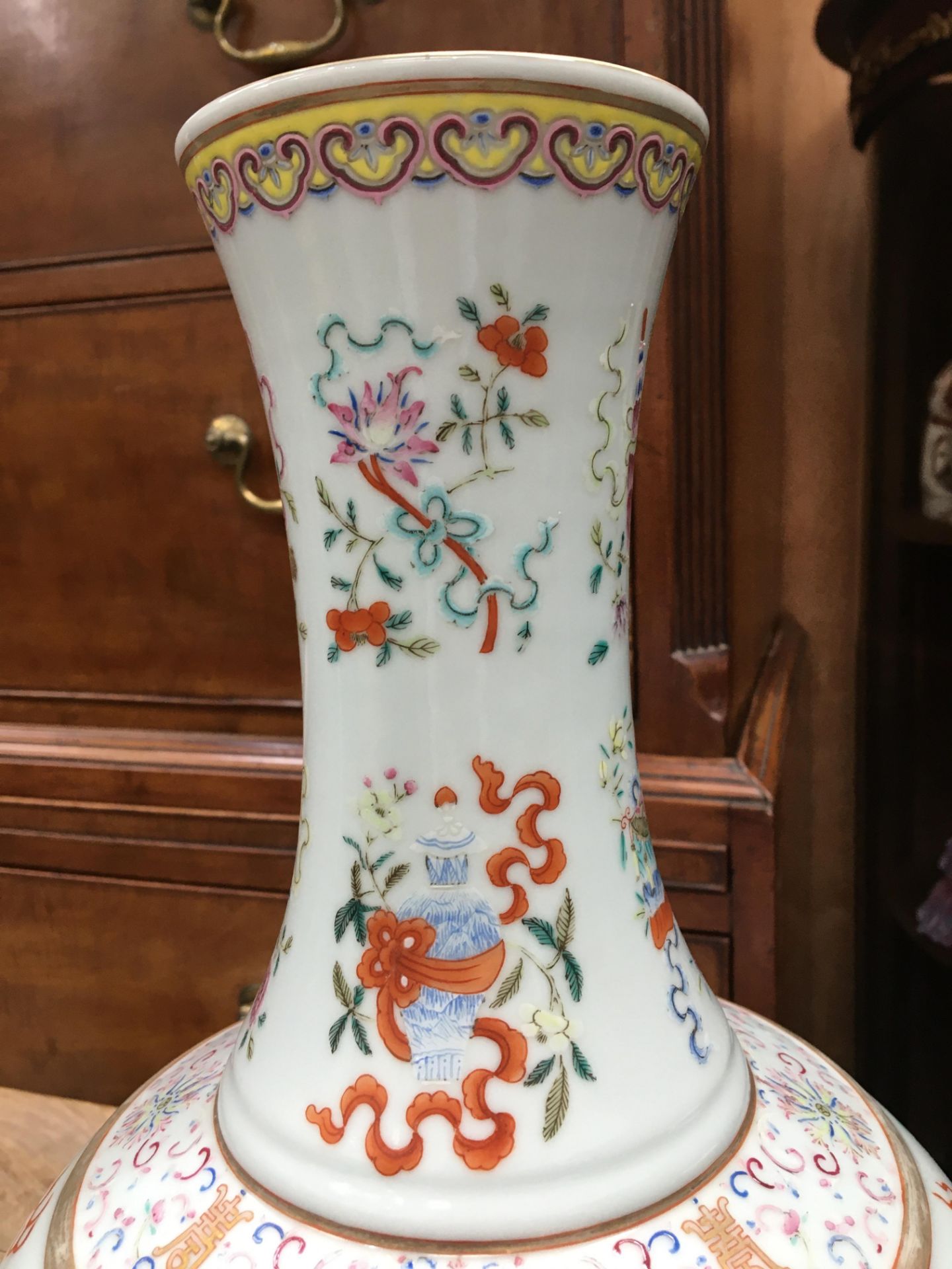 A CHINESE FAMILLE ROSE 'DRAGON' BOTTLE VASE - Bild 7 aus 19