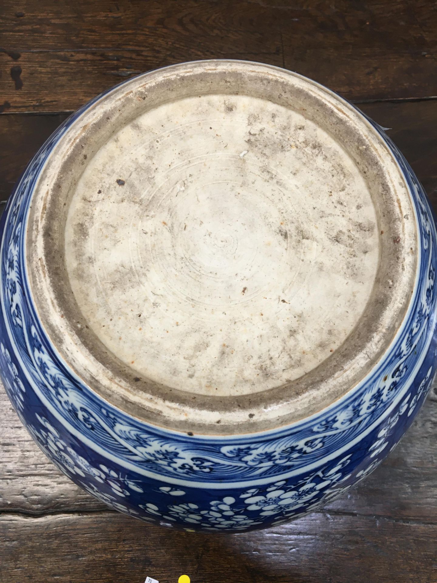 A CHINESE BLUE AND WHITE JARDINIÈRE, QING DYNASTY, 19TH CENTURY - Bild 15 aus 24