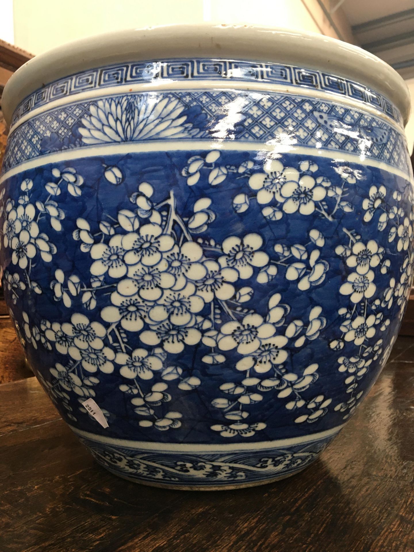 A CHINESE BLUE AND WHITE JARDINIÈRE, QING DYNASTY, 19TH CENTURY - Bild 14 aus 24