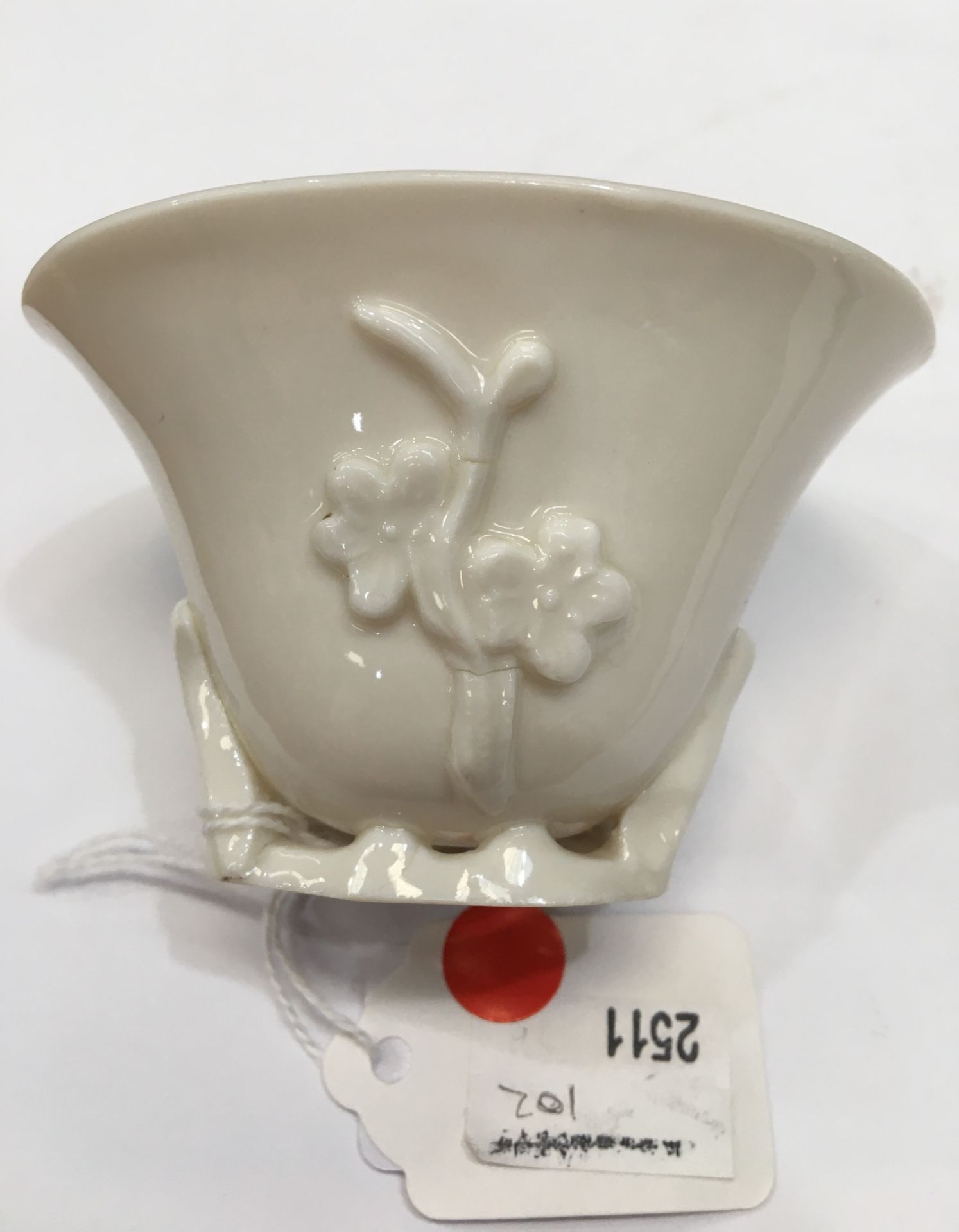 A CHINESE BLANC DE CHINE LIBATION CUP, PROBABLY KANGXI PERIOD - Bild 4 aus 8